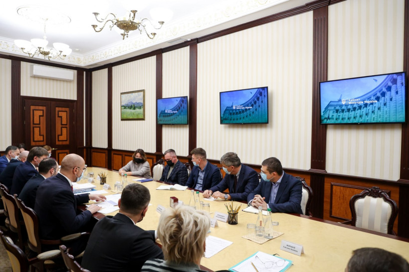 Прем’єр-міністр: Зниження цін на авіаквитки для подорожей Україною стимулюватиме внутрішній ринок авіаперевезень