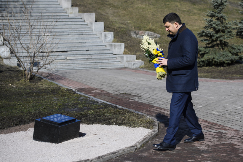 Глава Уряду заклав капсулу будівництва ІІ черги Меморіалу пам'яті жертв Голодомору