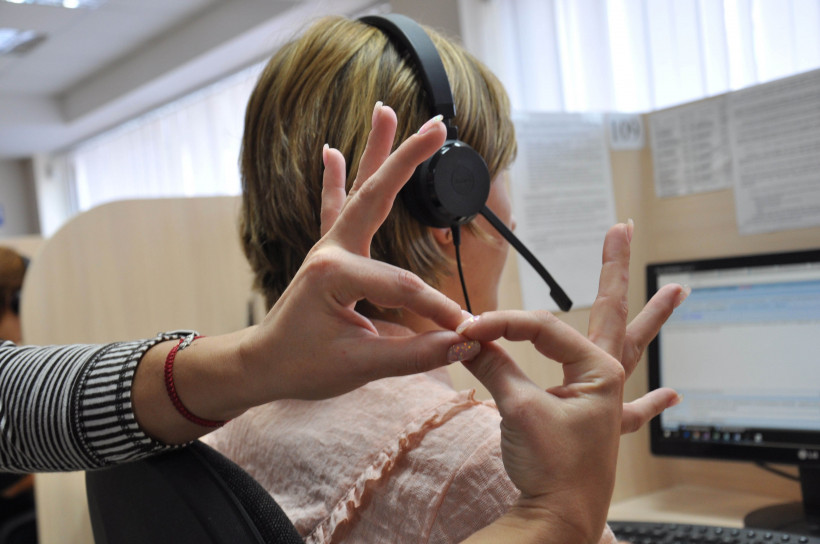 Урядовий контактний центр приймає звернення від осіб з порушенням слуху, використовуючи жестову мову