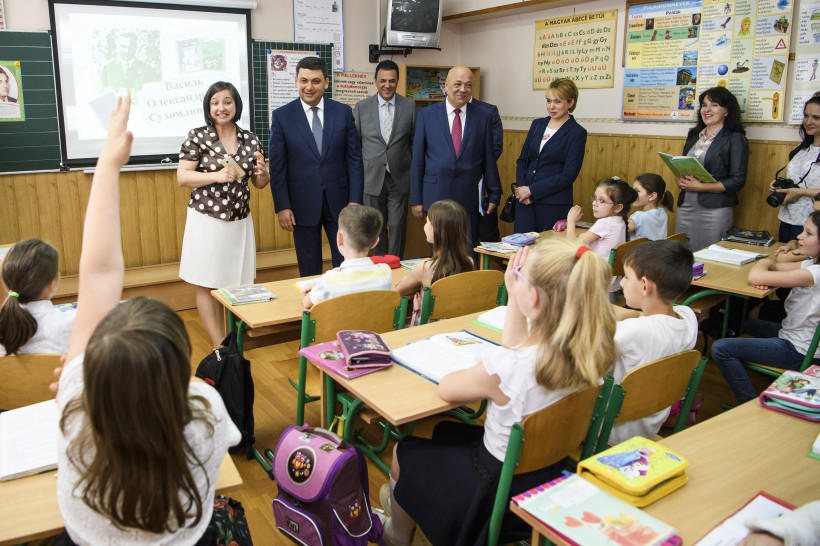 Дохід українського вчителя треба довести до ринкового рівня, - Володимир Гройсман