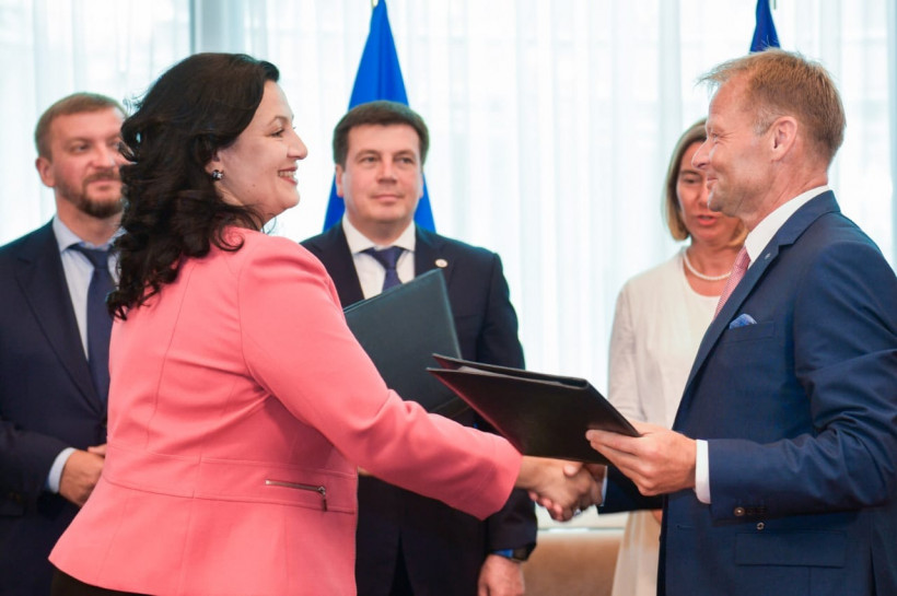 Україна та Європейський інвестиційний банк підписали угоду на 75 млн євро для підвищення безпеки на українських дорогах