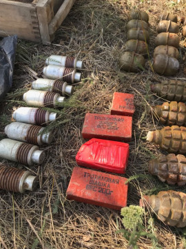 На Луганщині поблизу лінії розмежування прикордонники зі складу Об’єднаних сил виявили сховок з боєприпасами