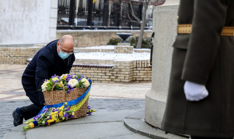 Прем’єр-міністр у День Соборності України взяв участь у церемонії покладання квітів до пам’ятника Михайлу Грушевському