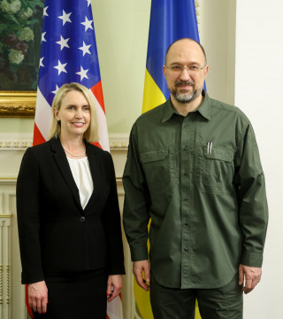 Прем’єр-міністр обговорив із послом США оборонну допомогу та повоєнне відновлення України
