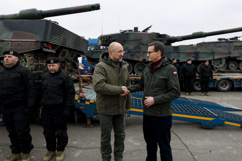 Denys Shmyhal and Mateusz Morawiecki meet the first Leopard 2 tanks provided by Poland in Ukraine