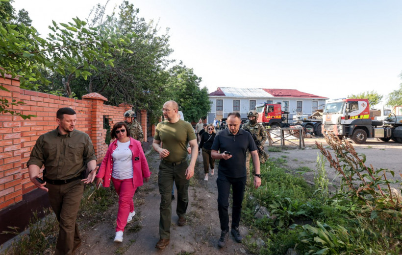 Head of Government gets acquainted with the beginning of comprehensive restoration of a settlement in Kherson region